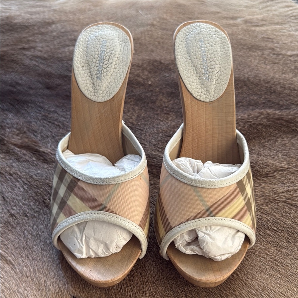 Burberry  Nova Cream and Tan Mules with Elegant Design - Picture 2 of 10